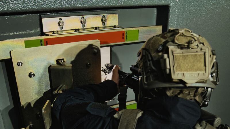 officer using a hands free gun port for aiming